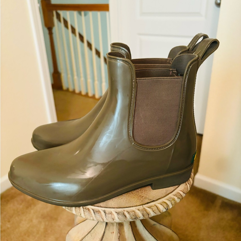 green rain boots 💧